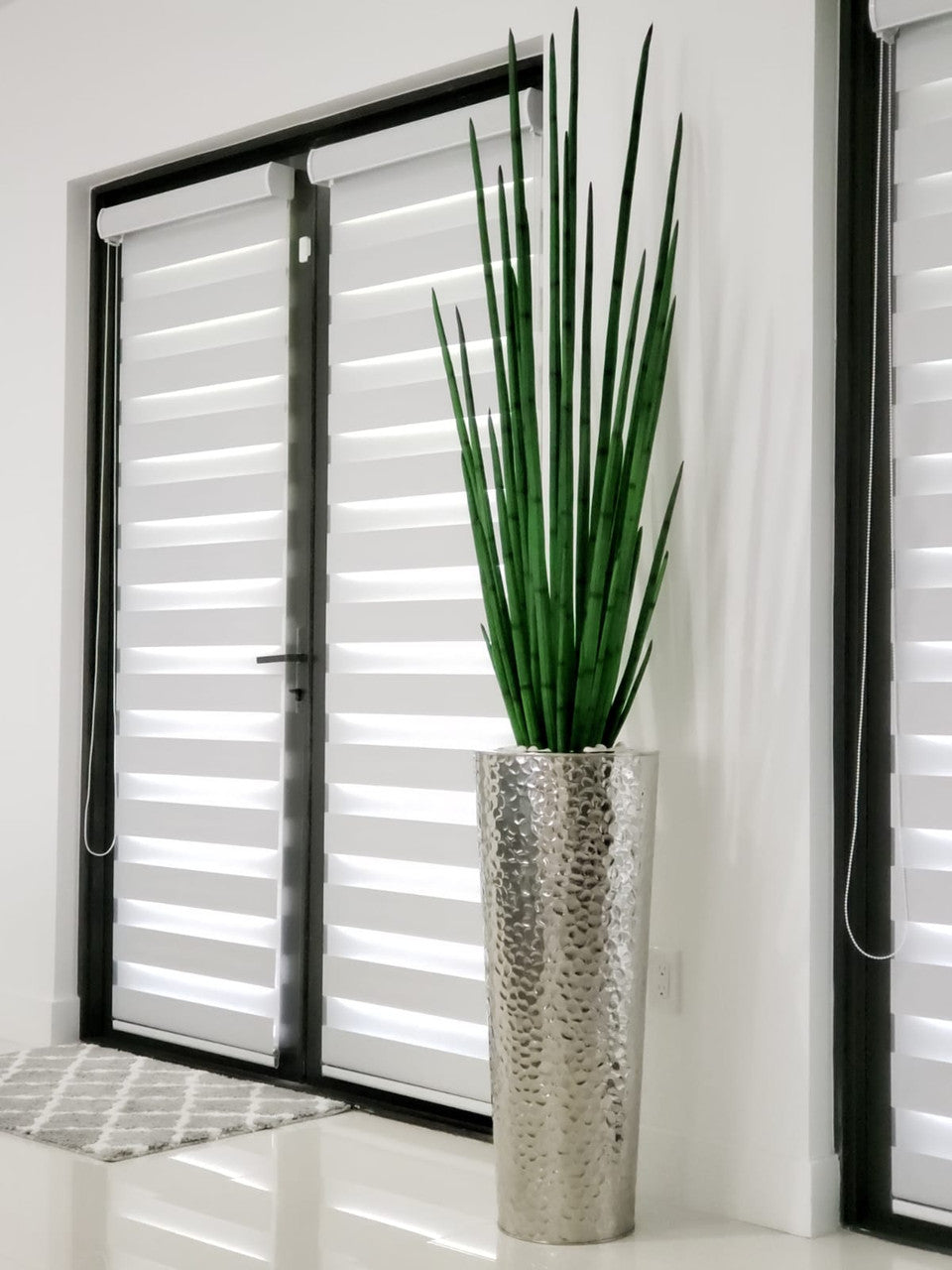 Hammered Cone with 4ft Snake Grass