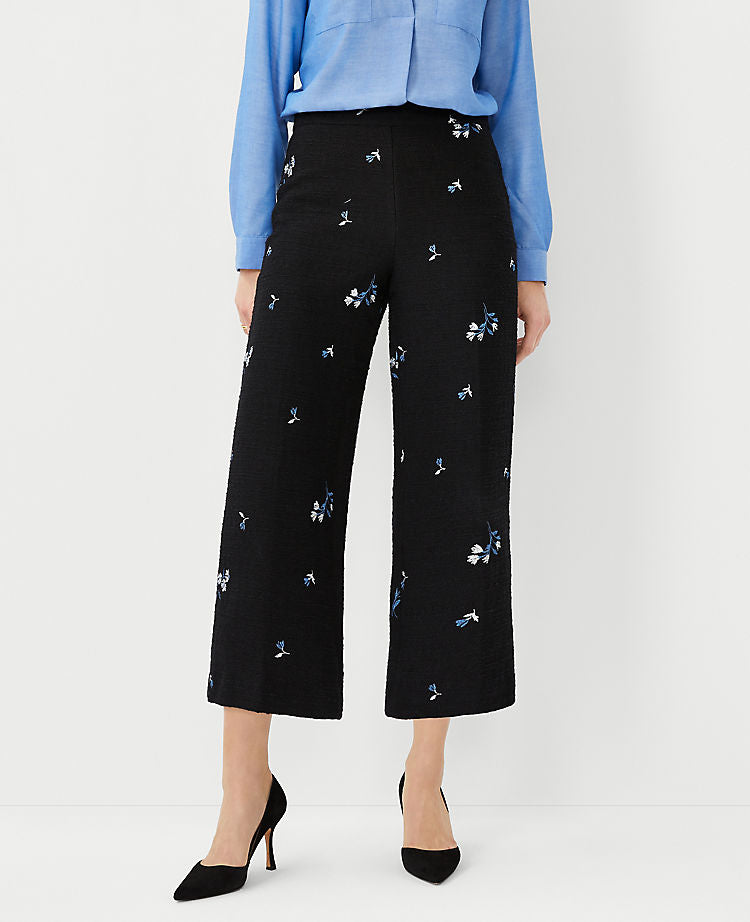 Le pantalon court Kate à jambe large et fermeture éclair latérale en tweed brodé floral