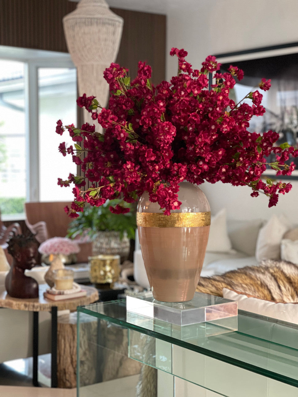 Vase Déesse avec fleurs de cerisier bordeaux