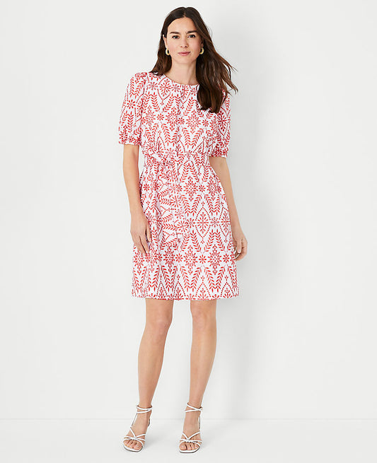 Robe droite ceinturée à œillets