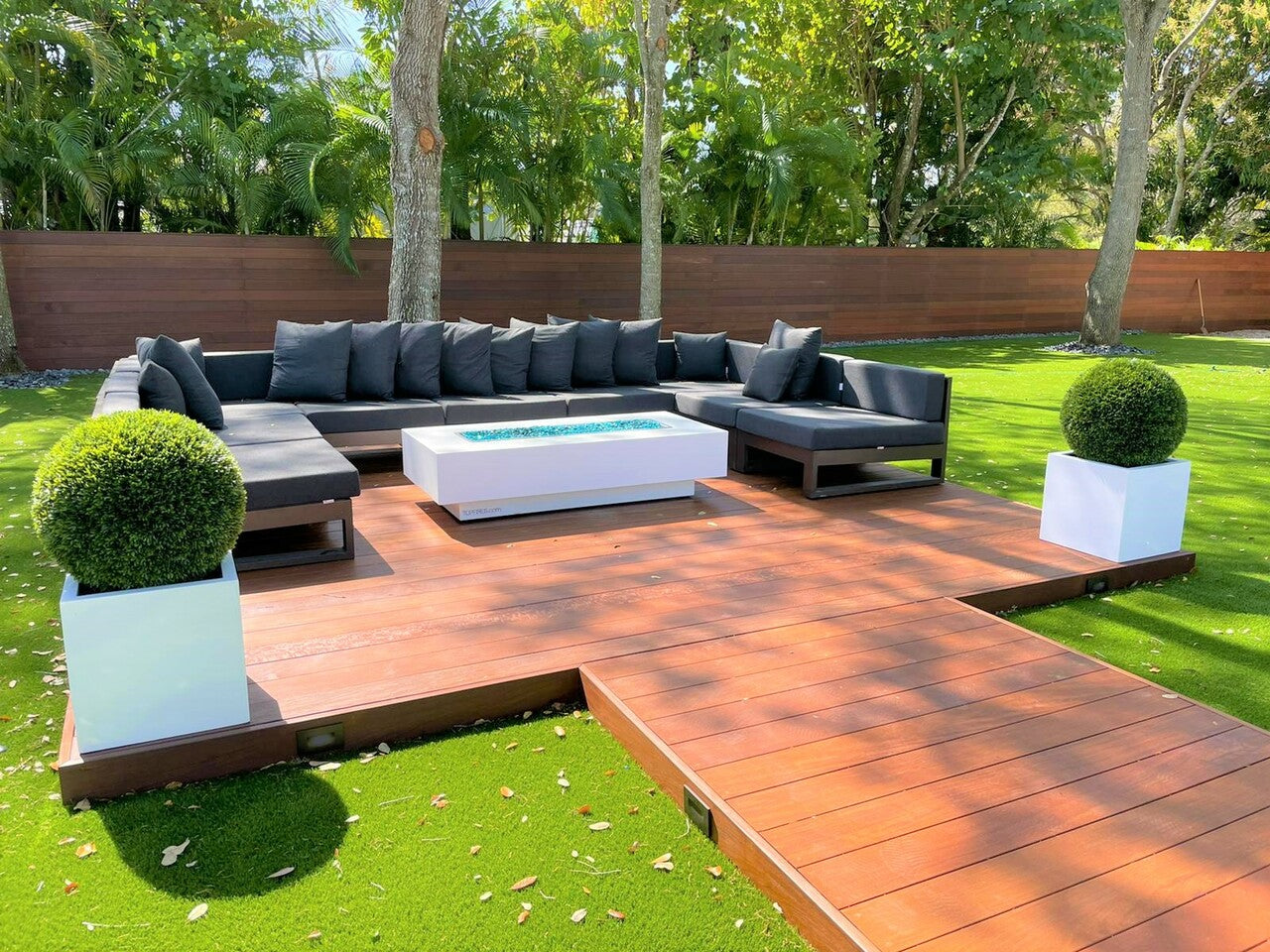 Jardinière en fibre de verre grand bloc avec topiaire de 20 po (1 en stock)