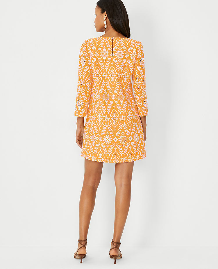 Robe droite à œillets et motif floral