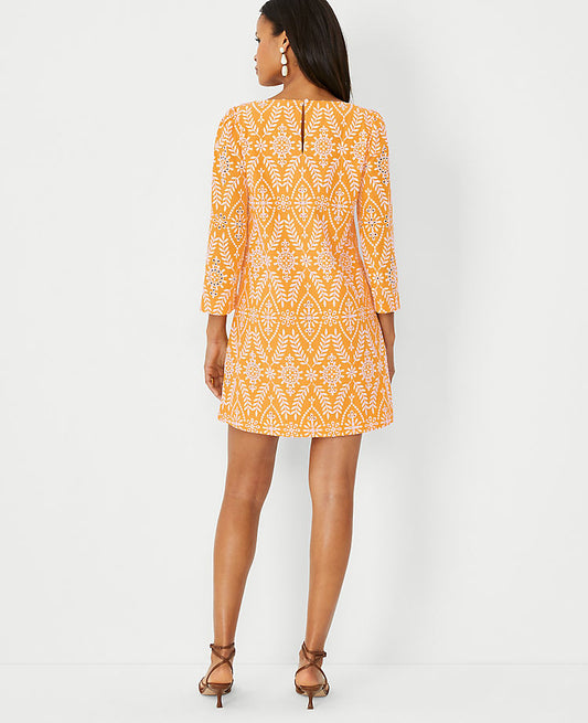 Robe droite à œillets et motif floral