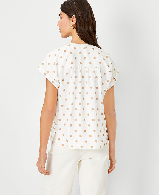 Blouse à pois et épaules tombantes