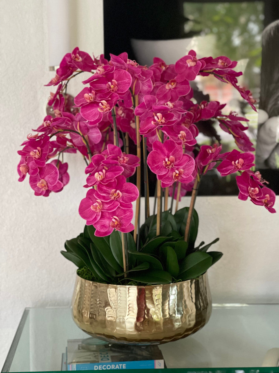 Composition florale d'orchidées Phalaenopsis roses dans un grand pot doré (rupture de stock)
