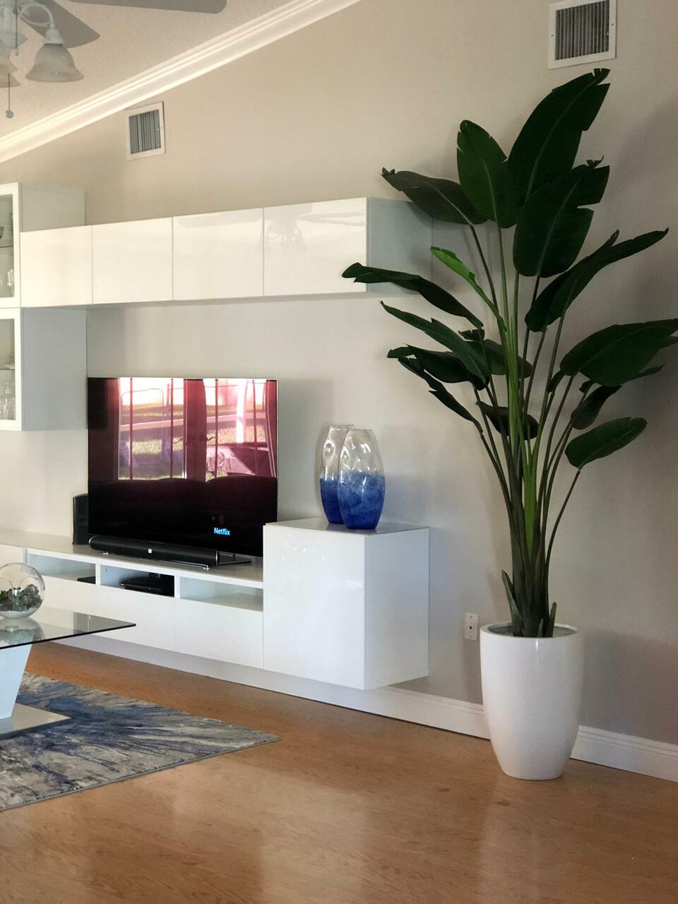 9 ft Bird of Paradise  with Ben Planter in Glossy White