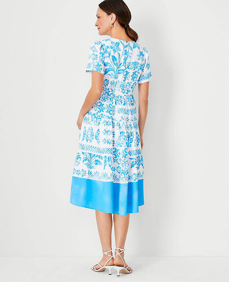 Gestuftes ausgestelltes Kleid mit Blumenmuster