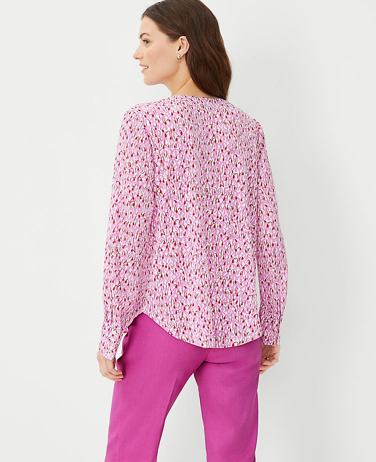 Haut plissé floral en techniques mixtes