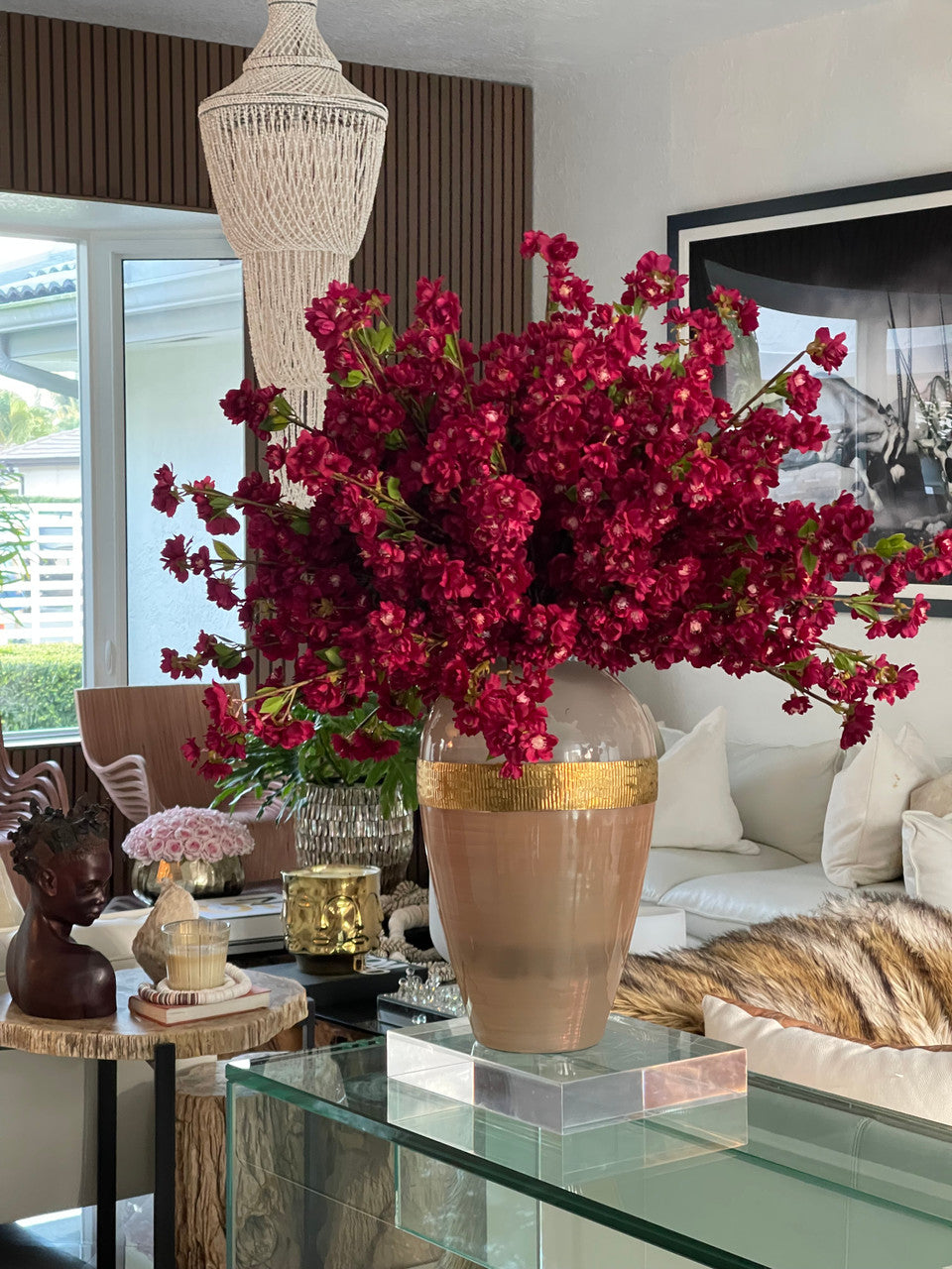 Vase Déesse avec fleurs de cerisier bordeaux