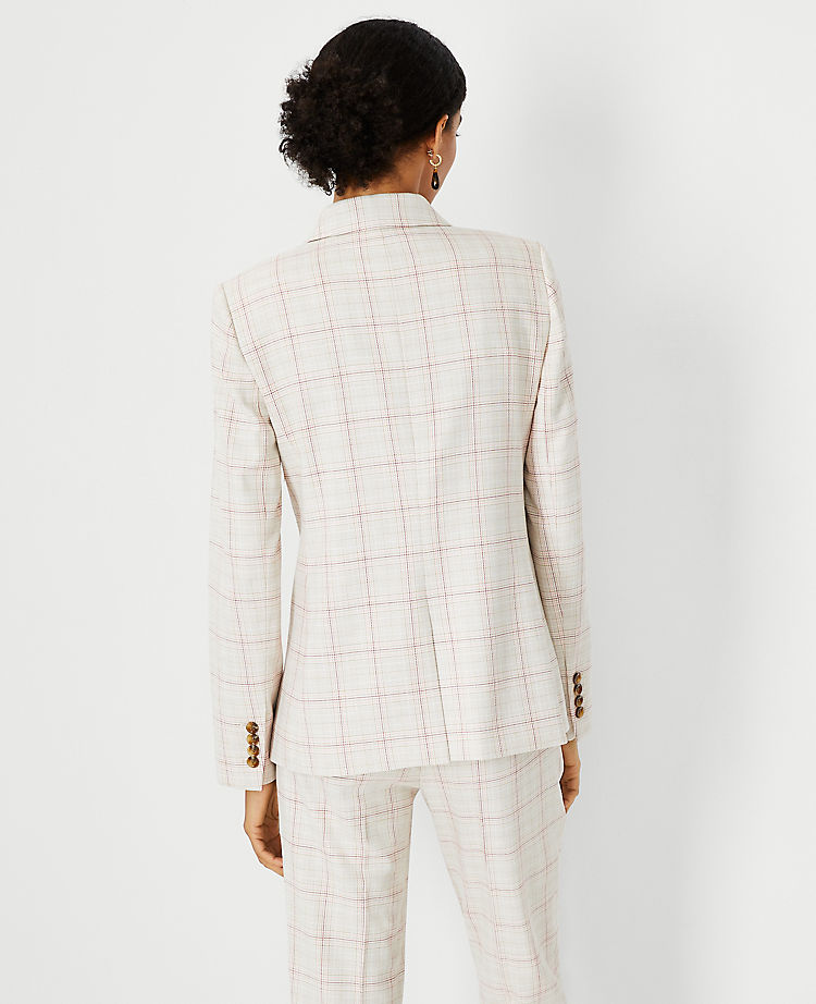 Le blazer croisé sur mesure à carreaux