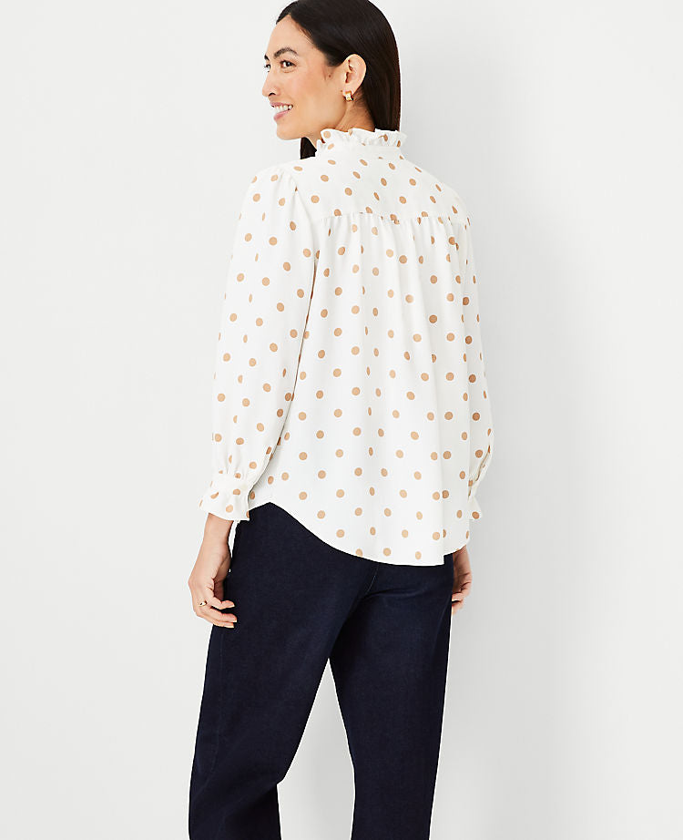 Gepunktetes Rüschen-Button-Top