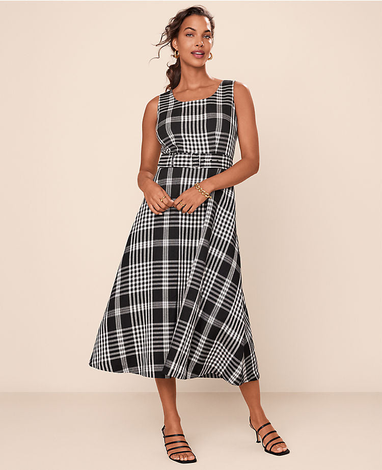 Robe évasée à carreaux avec ceinture