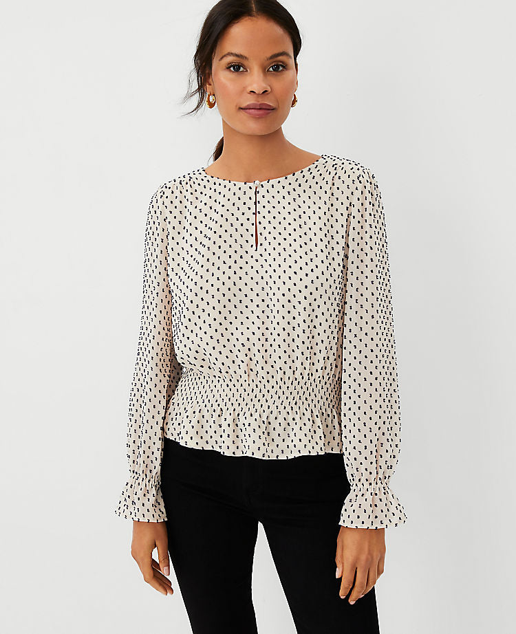 Haut à taille smockée et motifs en relief