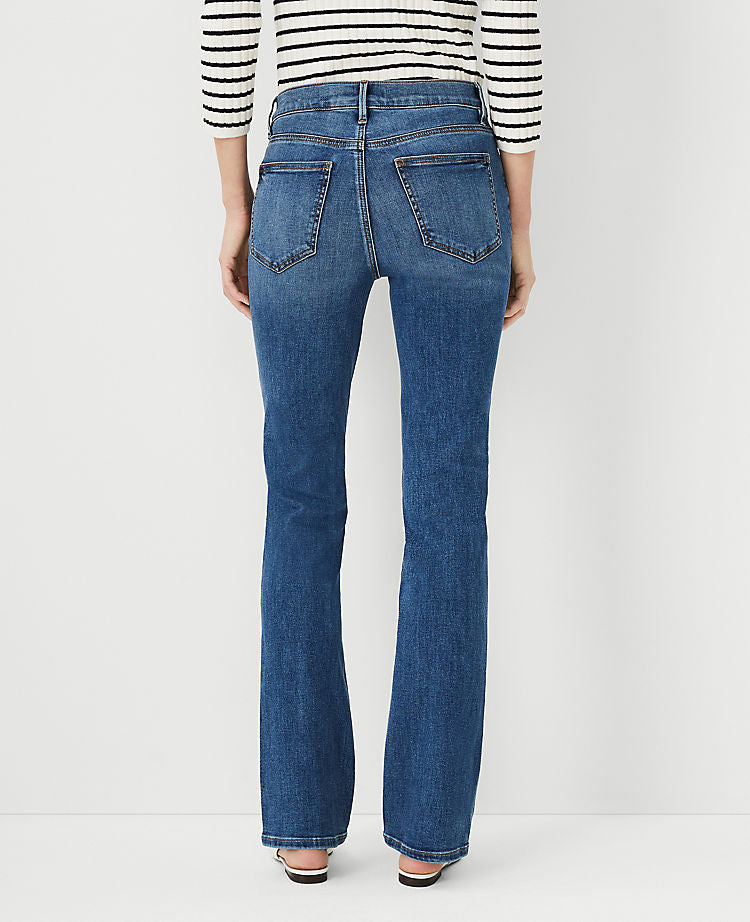 Jean bootcut galbant taille mi-haute avec poches et délavage mi-pierre