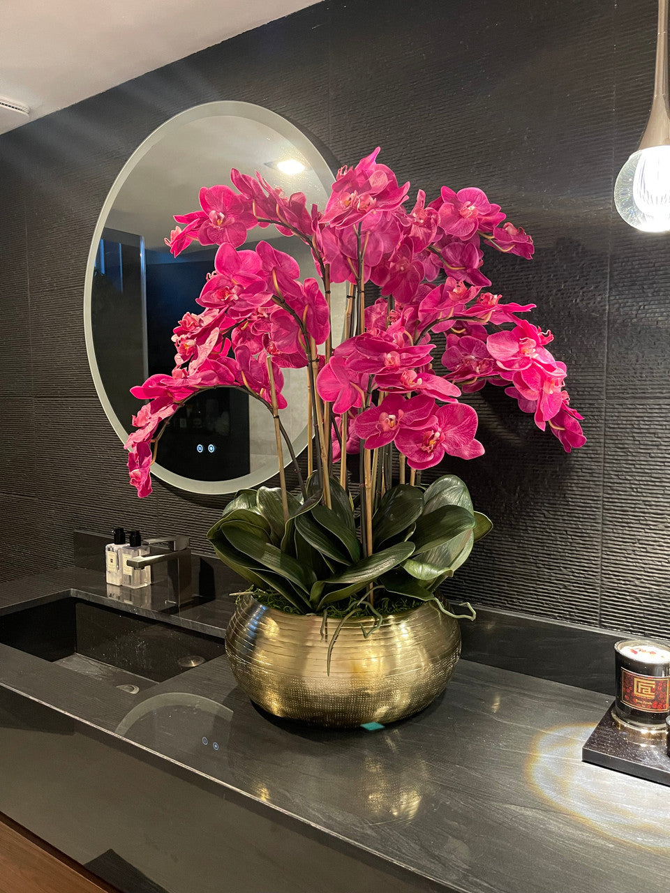 Orchidées Phalaenopsis Roses dans un Bol Bowie en Métal Doré (Rupture de stock)