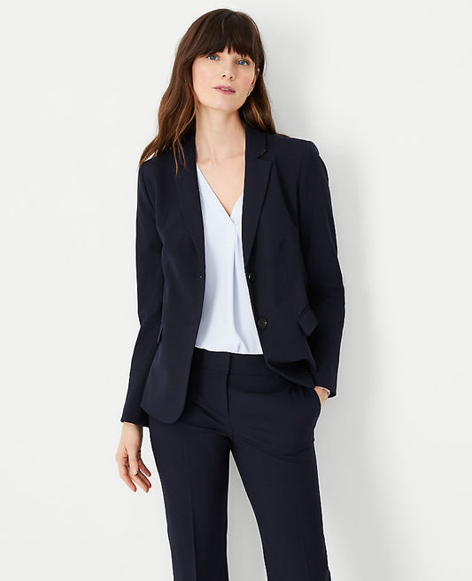 Le blazer cranté à deux boutons en tissu extensible toute saison