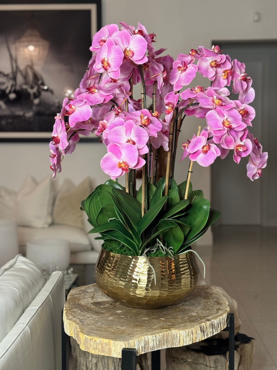 Composition florale d'orchidées Phalaenopsis rose pâle dans un pot doré moyen