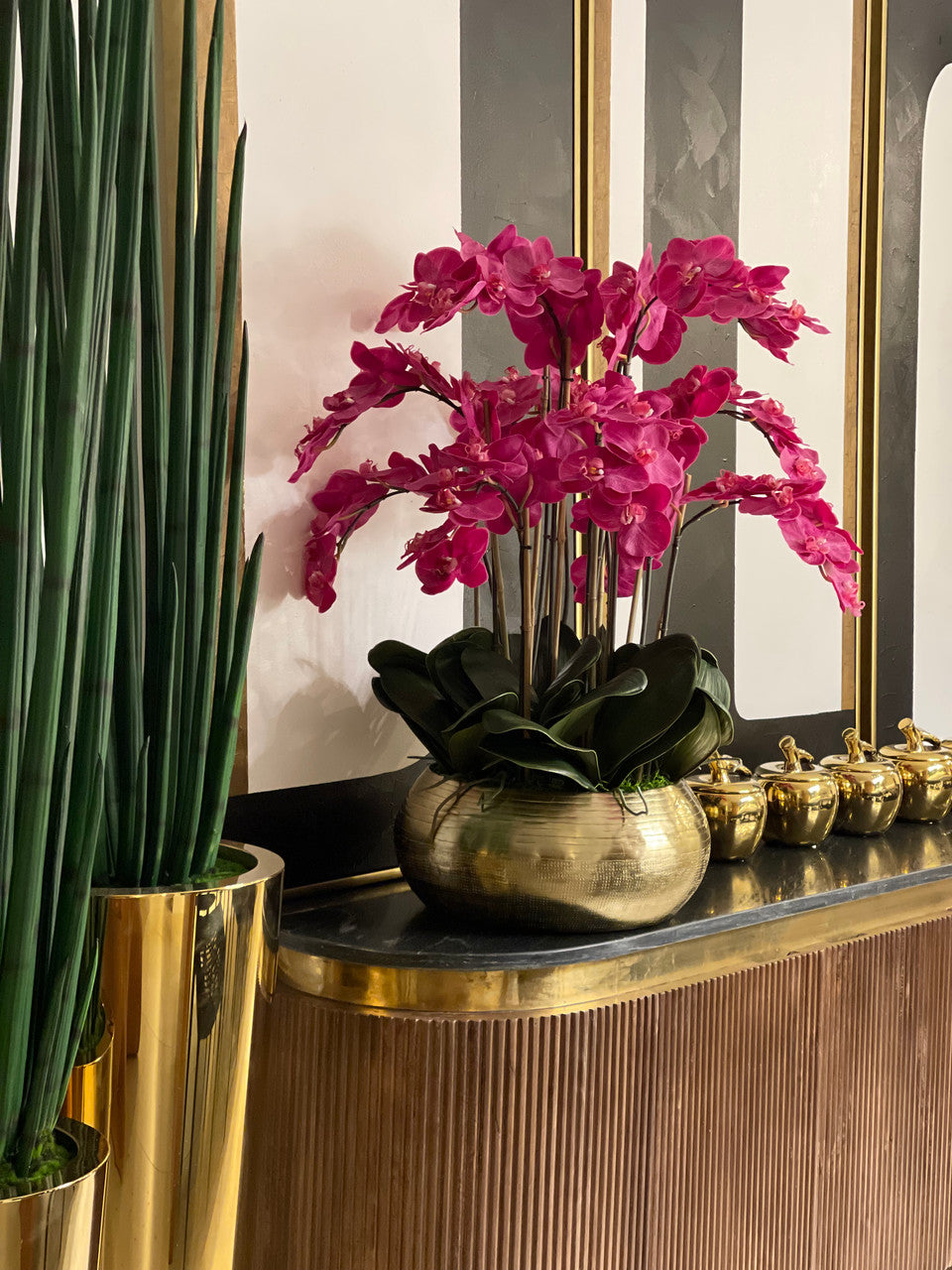 Orchidées Phalaenopsis Roses dans un Bol Bowie en Métal Doré (Rupture de stock)