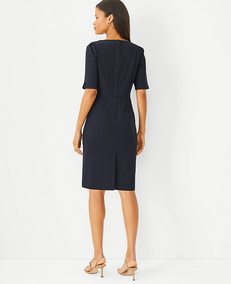 La robe fourreau à encolure carrée en tissu stretch toutes saisons