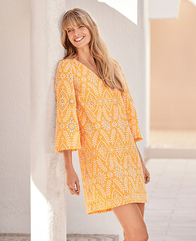 Robe droite à œillets et motif floral