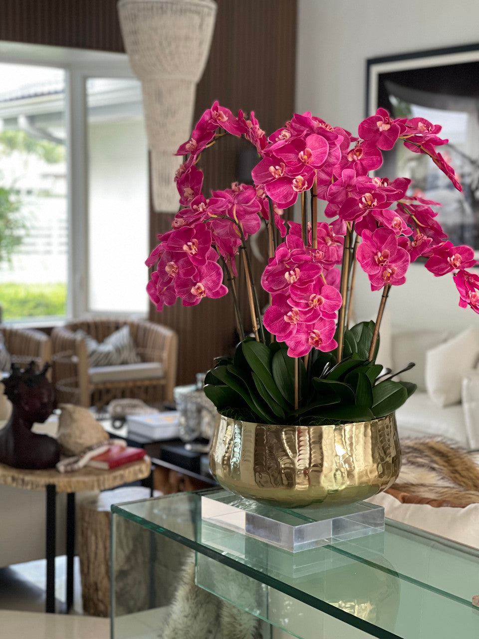 Composition florale d'orchidées Phalaenopsis roses dans un pot doré moyen
