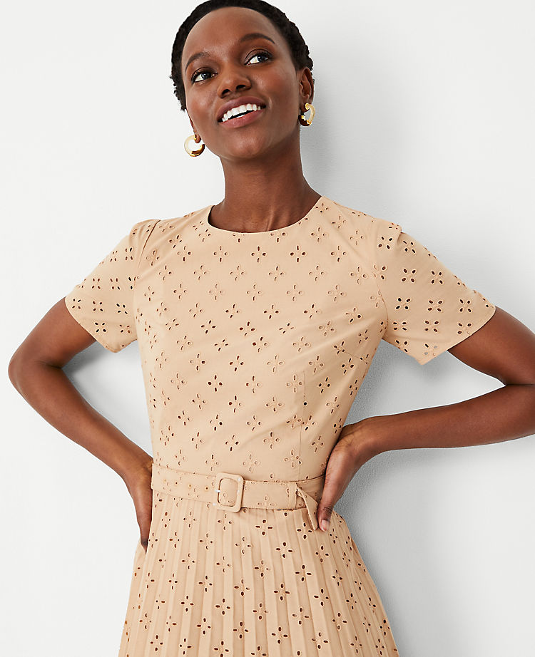 Kleid mit Ösen, Falten und Gürtel