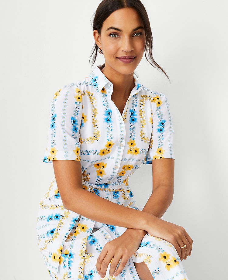 Geblümtes, gegürtetes Hemdblusenkleid