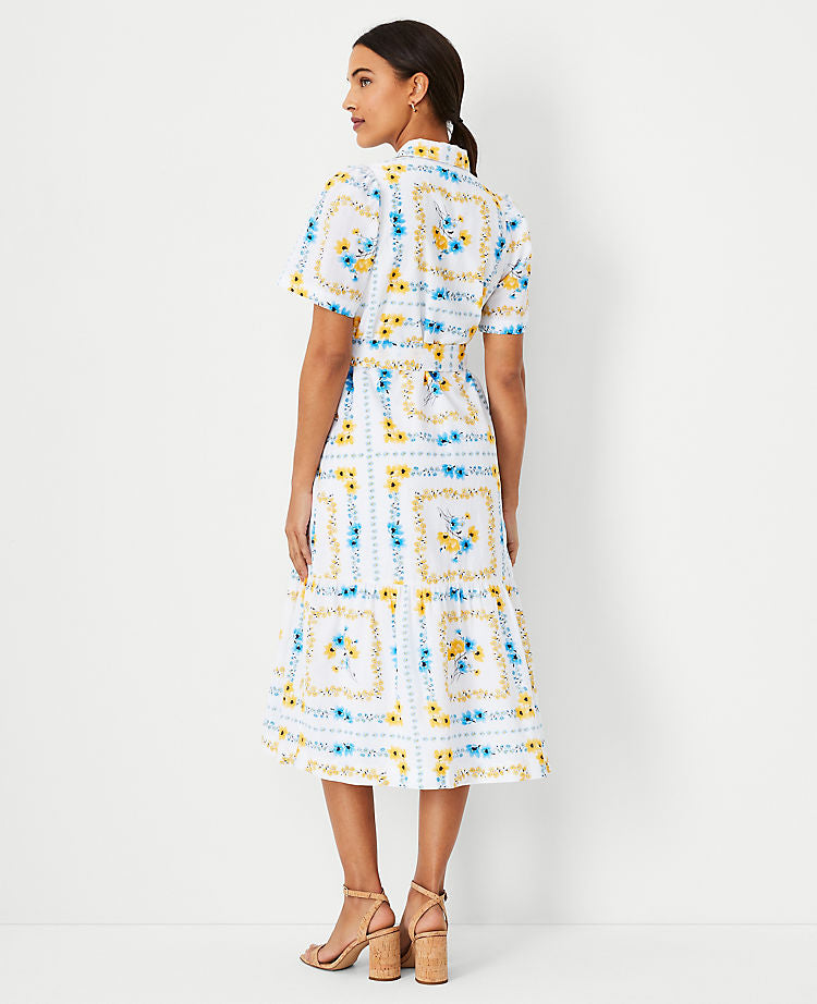 Geblümtes, gegürtetes Hemdblusenkleid