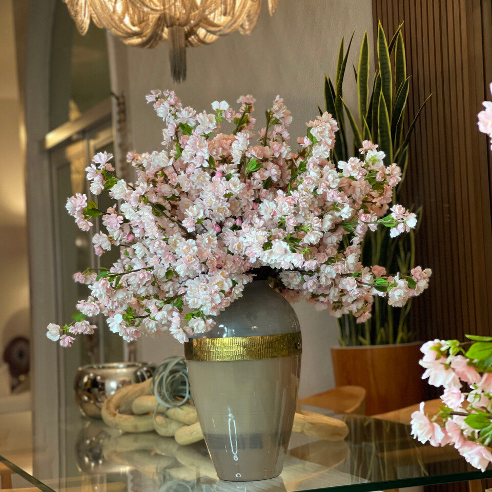 Vase Déesse avec Fleurs de Cerisier Blanches