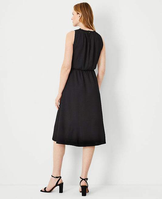 Robe évasée sans manches froncée