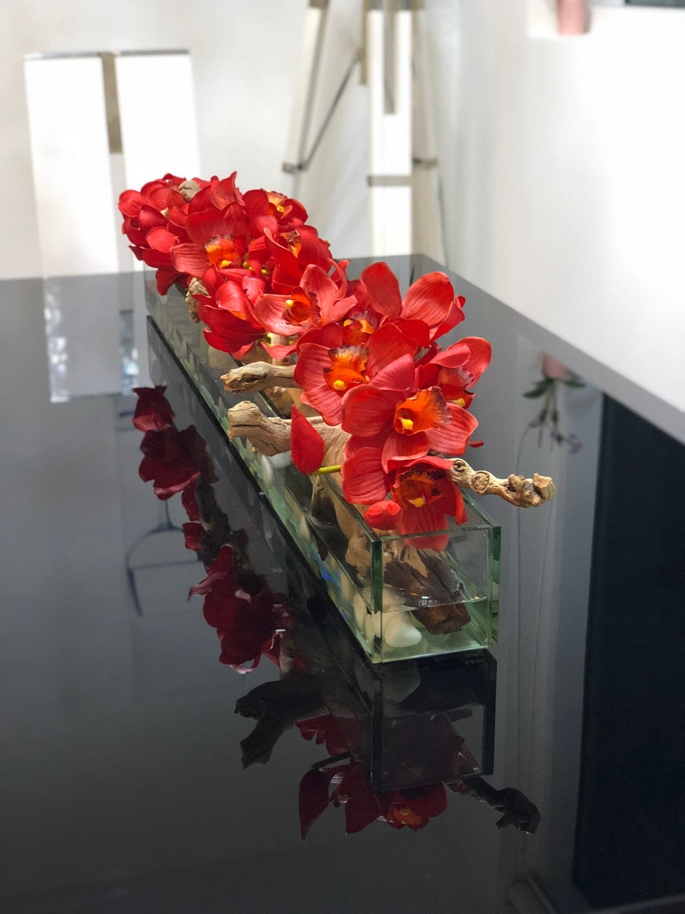 Jardinière en verre Casa Moderna 48″ avec orchidées Cymbidium rouges