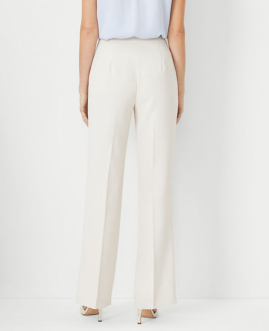 Le pantalon à glissière latérale en crêpe fluide – Coupe galbée