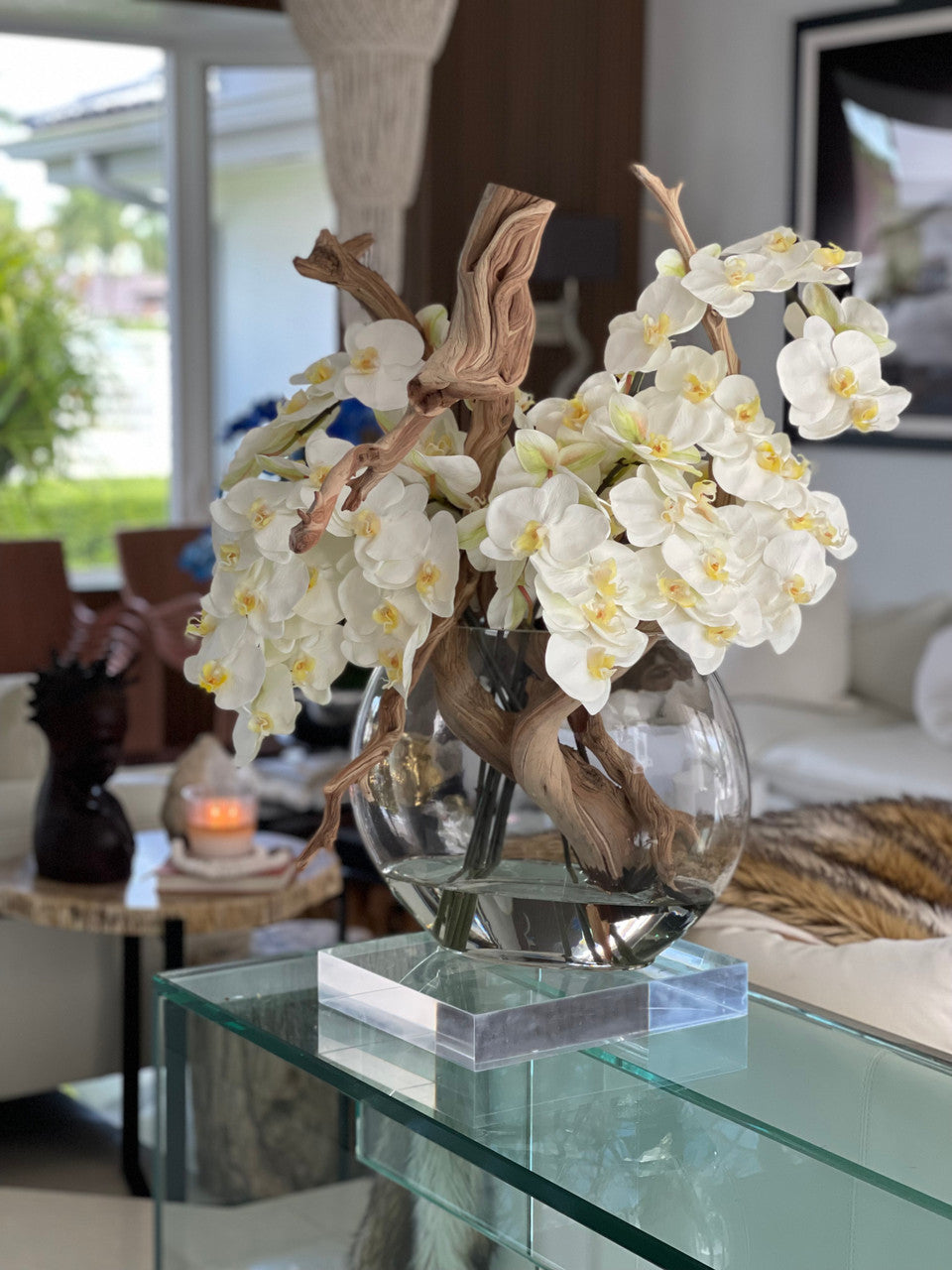 Vase Lune 16″ avec orchidées blanches