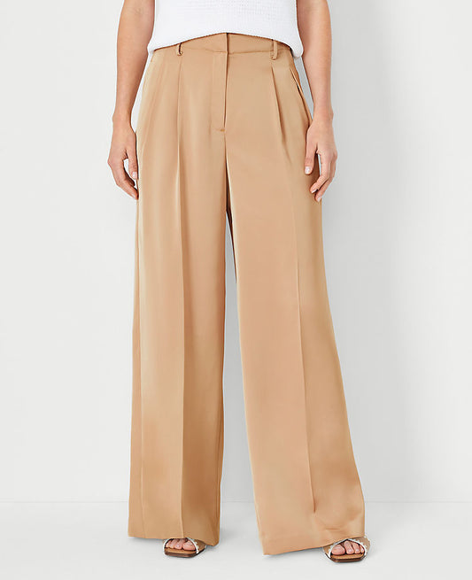 Le Pantalon Large Plissé en Satin