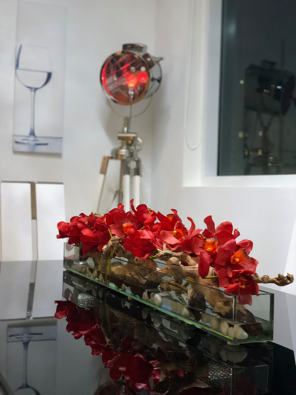 Jardinière en verre Casa Moderna 48″ avec orchidées Cymbidium rouges