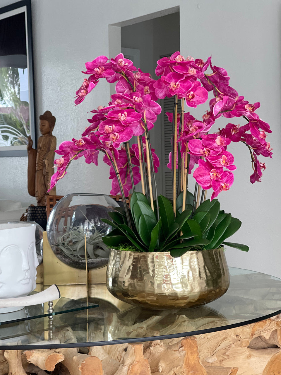 Composition florale d'orchidées Phalaenopsis roses dans un pot doré moyen