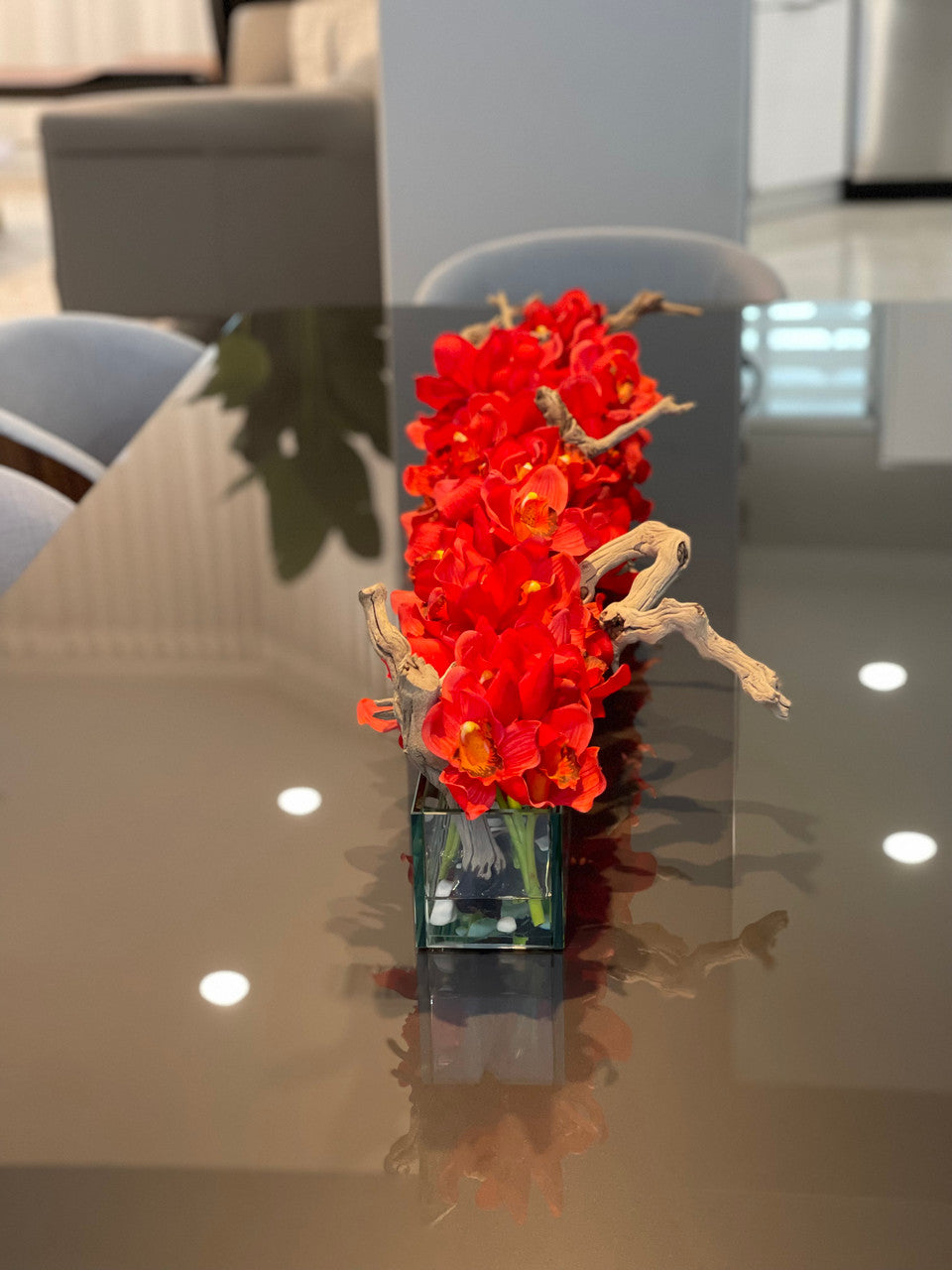 Jardinière en verre Casa Moderna 48″ avec orchidées Cymbidium rouges