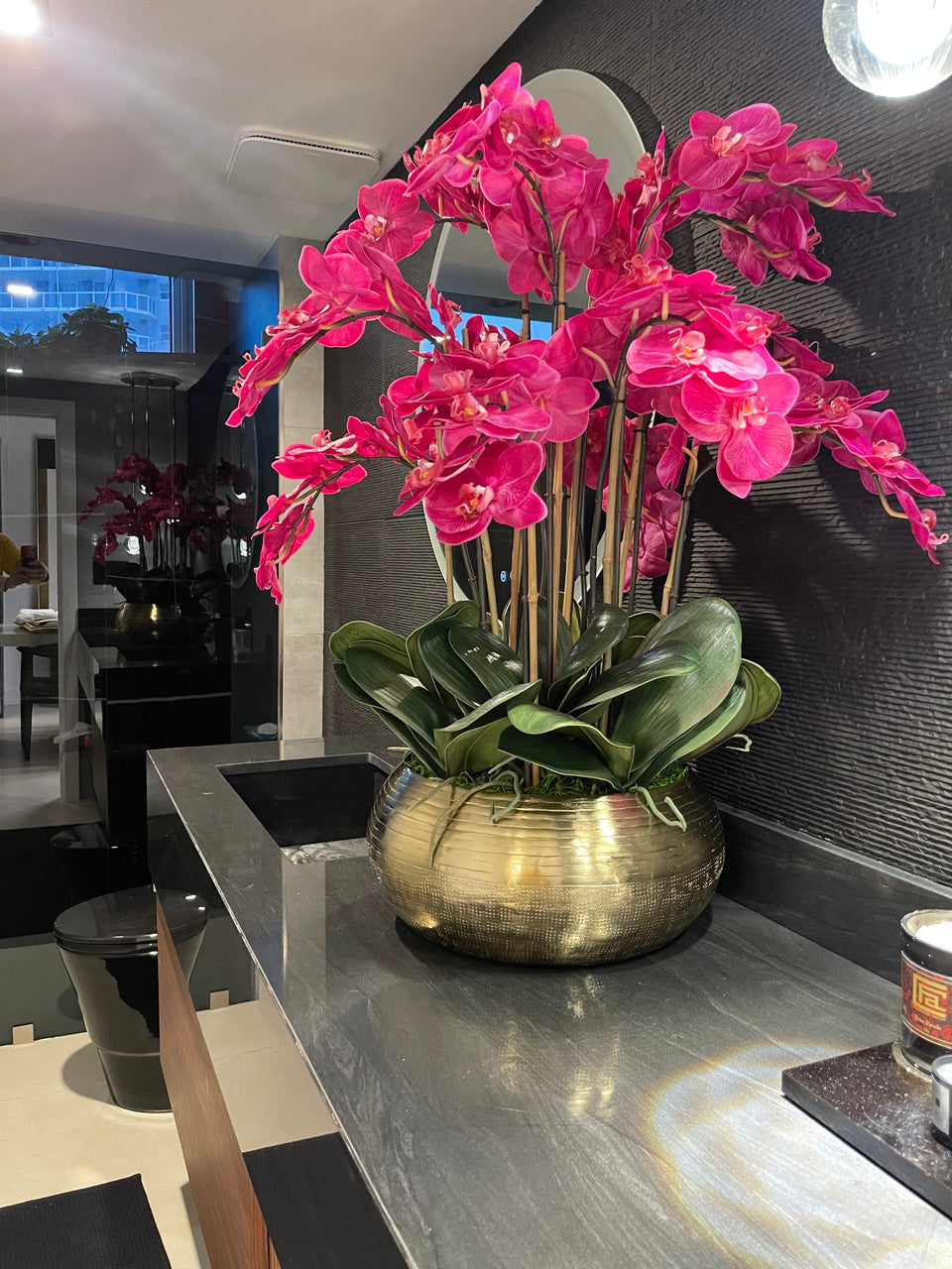 Orchidées Phalaenopsis Roses dans un Bol Bowie en Métal Doré (Rupture de stock)