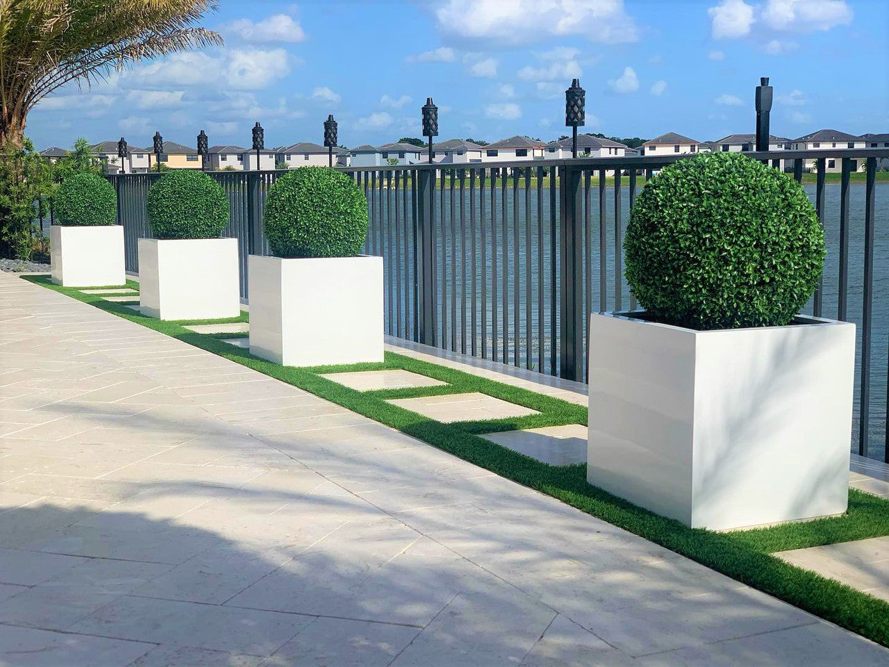 Jardinière en fibre de verre grand bloc avec topiaire de 20 po (1 en stock)