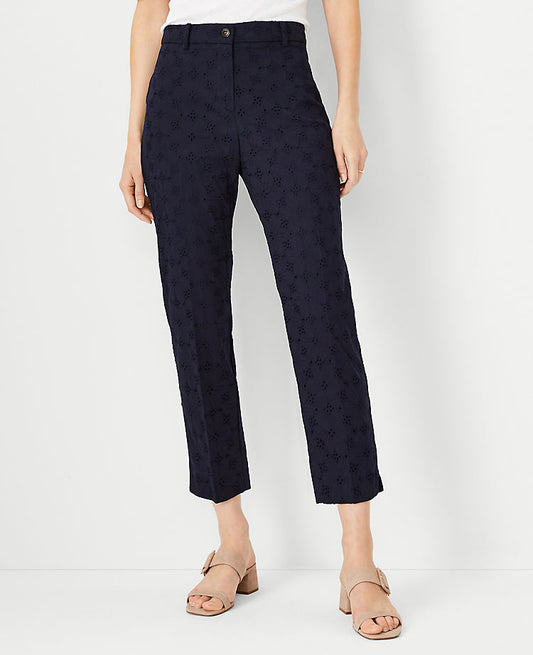 Le pantalon crop en broderie anglaise de coton