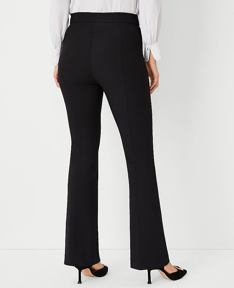 Die Hose mit seitlichem Reißverschluss