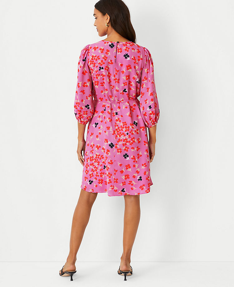 Geblümtes Kleid mit Taillenbindung