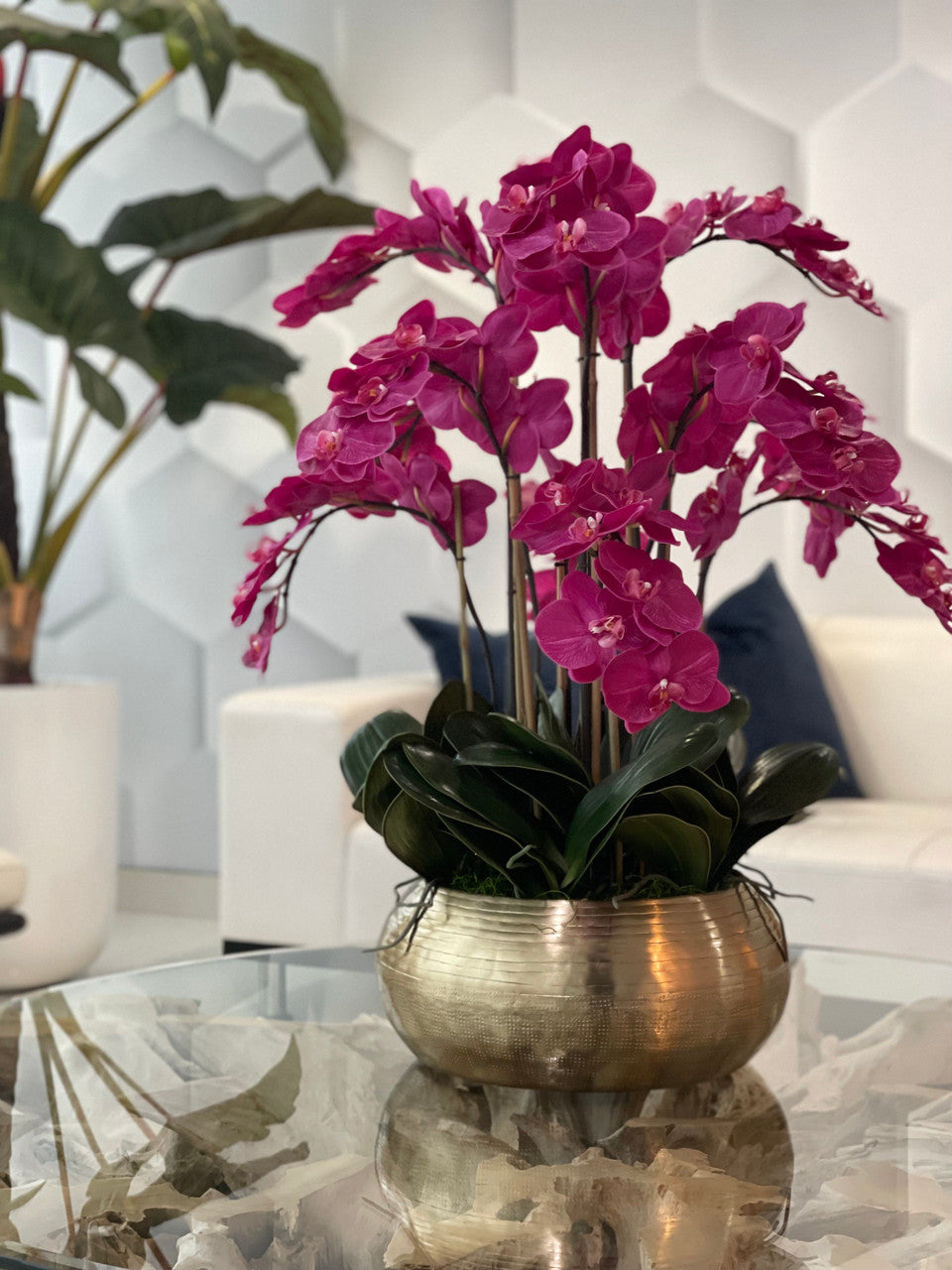 Orchidées Phalaenopsis Roses dans un Bol Bowie en Métal Doré (Rupture de stock)