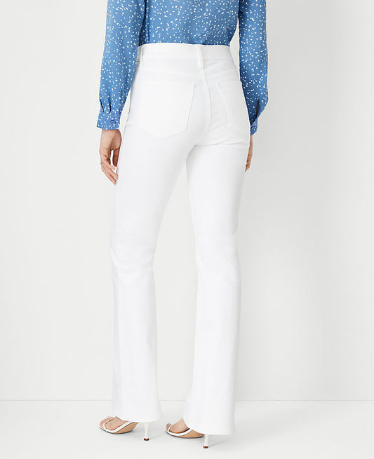 Jean bootcut blanc sculptant taille mi-haute