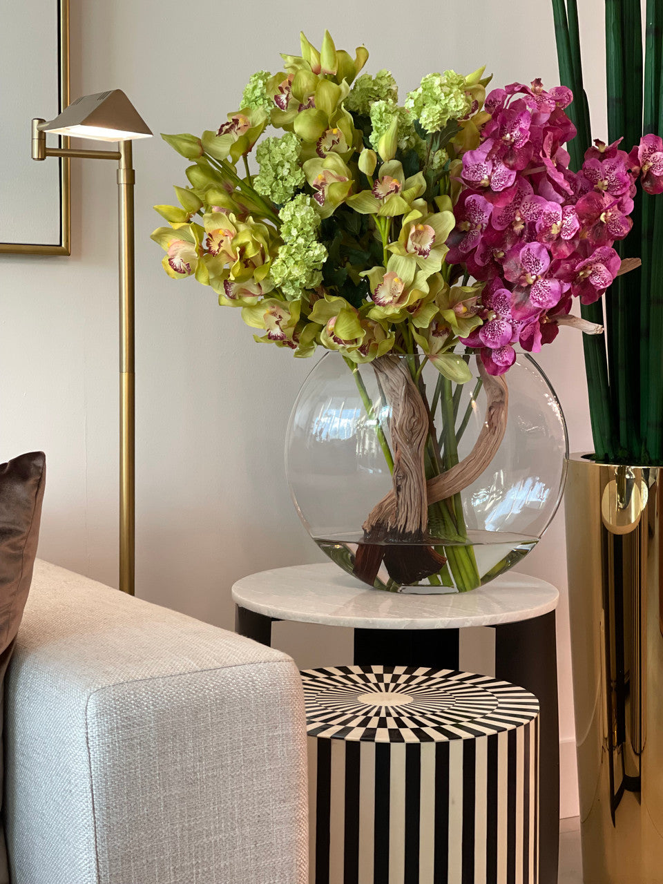 Vase Lune avec Hortensias Boule de Neige Verts, Cymbidiums Verts et Orchidées Vanda Fuchsia