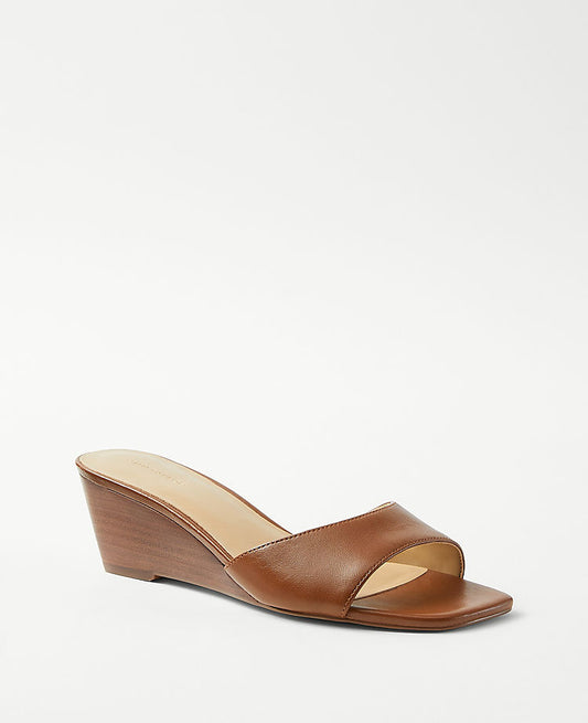 Sandales coulissantes à petit talon compensé en cuir