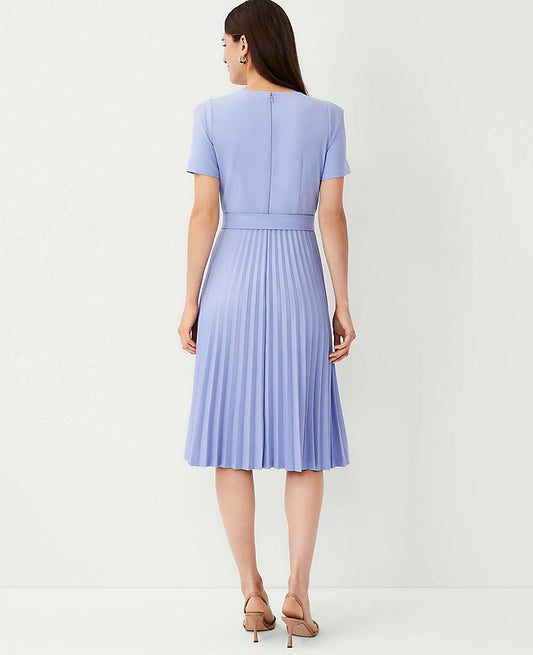 Robe évasée plissée ceinturée