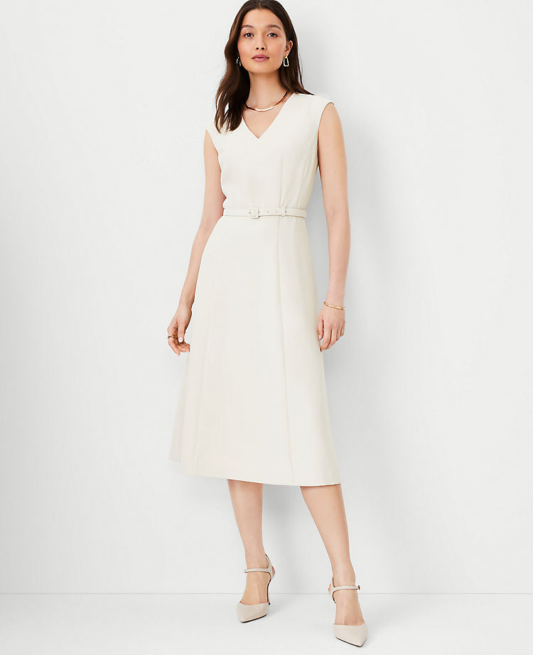 Das fließende Crêpe-Midikleid mit Gürtel und V-Ausschnitt