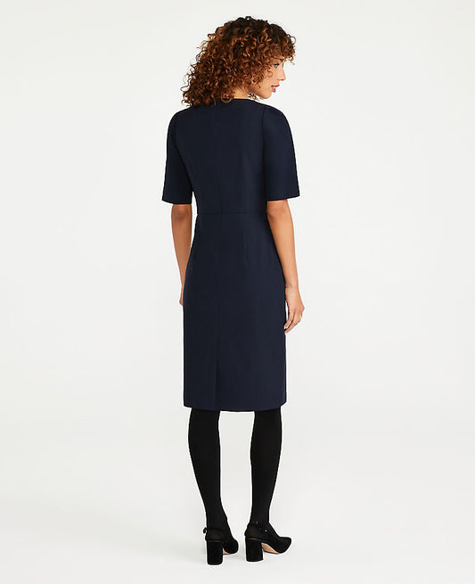 La robe fourreau à col carré en tissu extensible toutes saisons