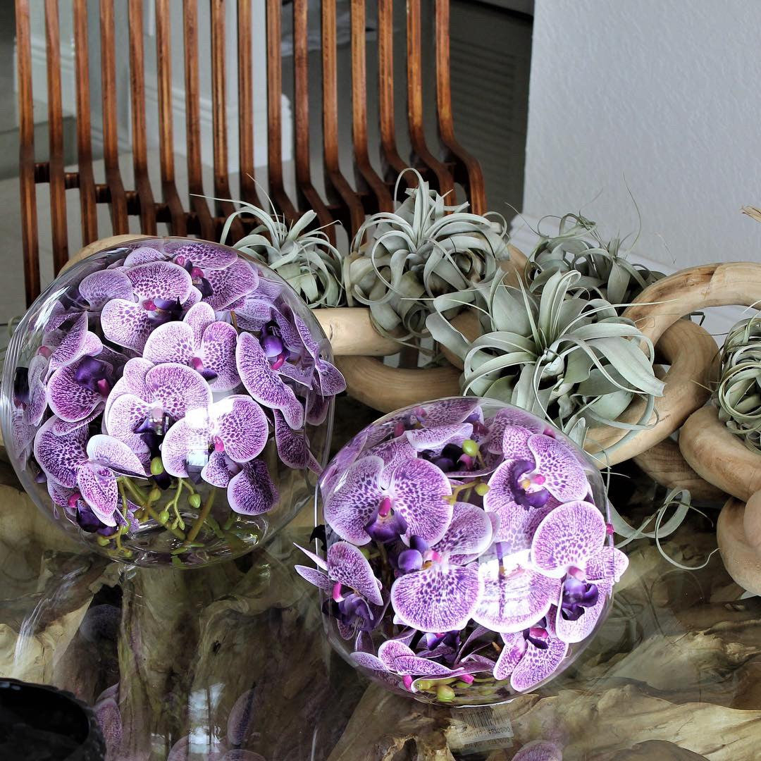Vase de 25 cm Crosswinds avec orchidées violettes